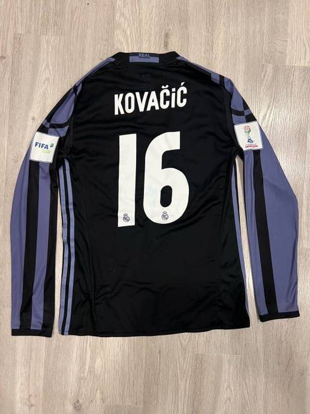 FOTO Ovo su najskuplji dresovi na Njuškalu: Onaj Prosinečkog iz Jugoslavije košta 8000 eura!