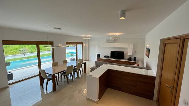 FOTO Vila iznad Malinske ima bazen i predivan pogled na more - Evo koliko bi vas koštala