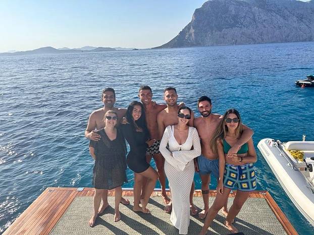 FOTO Georgina na ljetovanju izbacila bujne grudi, ali su svi gledali u ogromni dijamant