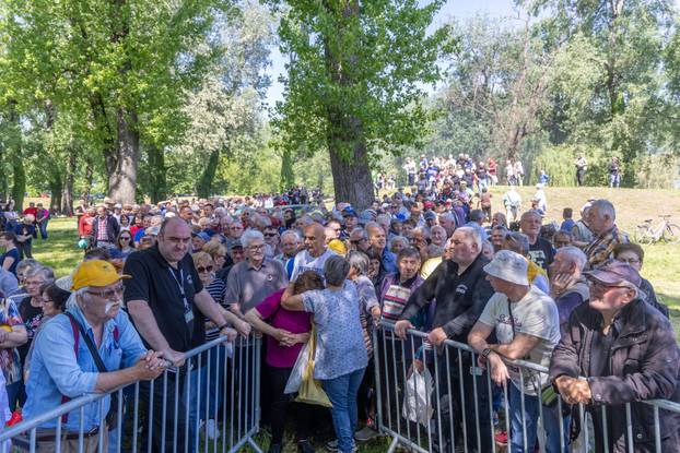Osijek. Podjela graha na lijevoj obali Drave na Praznik rada