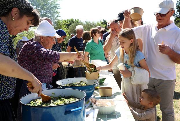 Vodice:Tradicionalni prvosvibanjski piknik u Rakitnici,spremanje divljeg zelja i pulente.