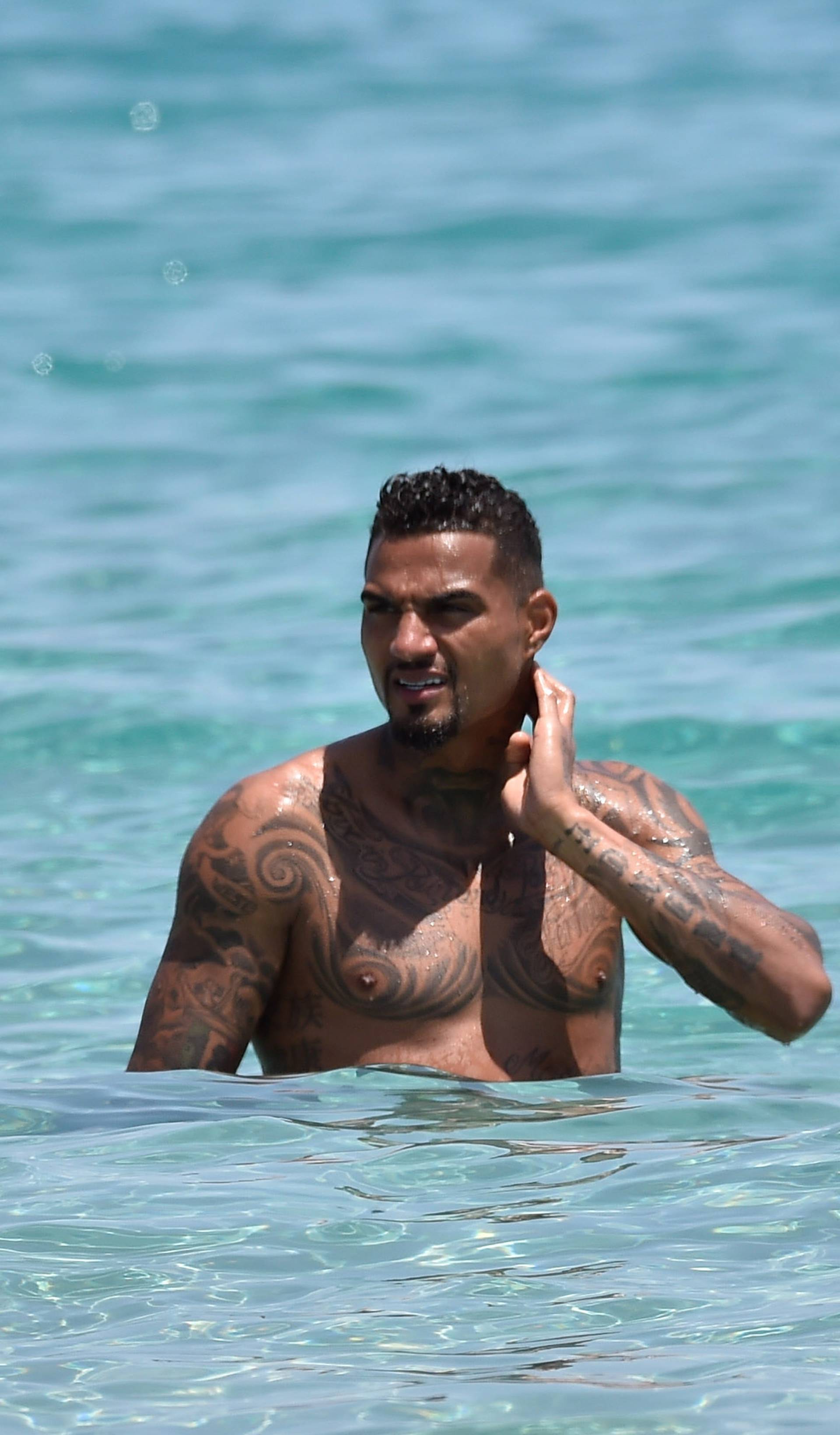 * MINIMUM WEB USAGE FEE * SARDINIA 2016, Melissa Satta and Kevin-Prince Boateng to the sea with his son