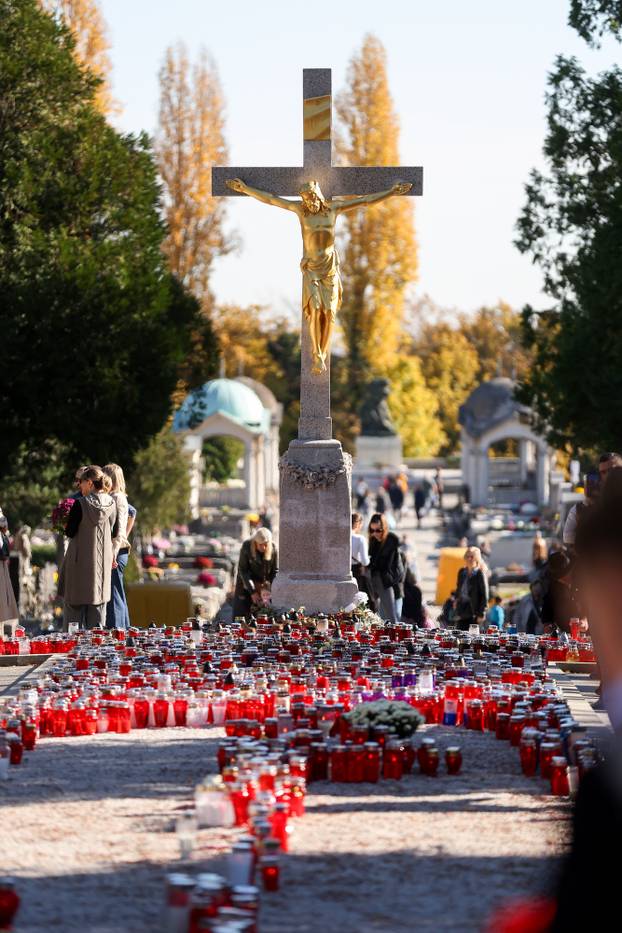 Zagreb: Svi sveti groblja poznatih osoba