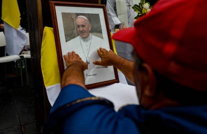 Talijanski mediji pišu: Papa ima sepsu, kritično je. Zatajili su mu bubrezi; Vatikan: Prima terapiju