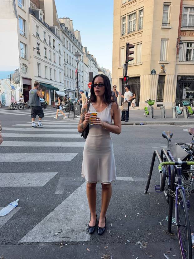 FOTO Sve nosi bez grudnjaka! Australka Eliza je cijela prirodna, kaže da voli slobodu