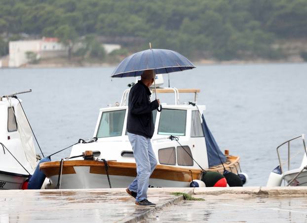 Šibenik: U Šibeniku pada kiša