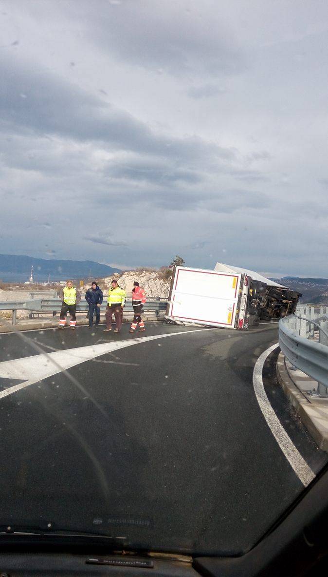 Olujna bura prevrnula kamion  s prikolicom na riječkoj obilaznici