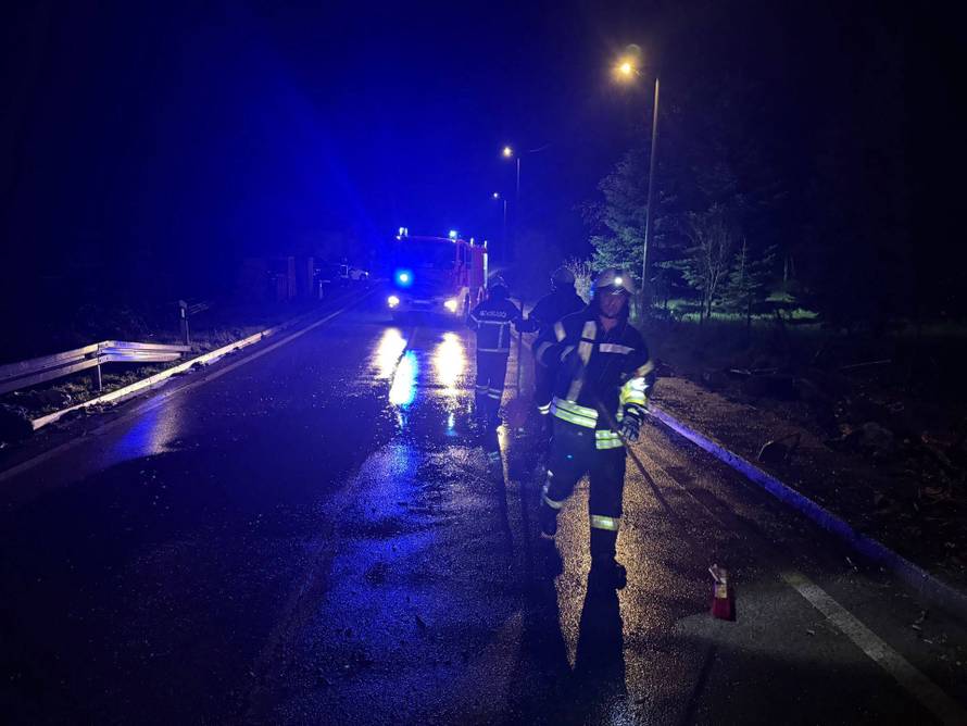 FOTO Dvoje teško ozlijeđenih u olujnom nevremenu u Zagrebu i okolici, među njima je i dijete