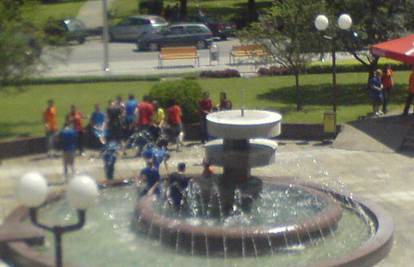 Osmaši kupanjem u fontani proslavili kraj nastave