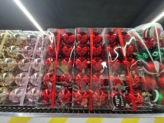 FOTO Još 92 dana do Božića, a ukrasi već stigli: Tko požuri, birat će među pravom raskoši