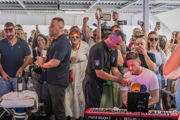 Split: Koncert u čast Oliveru Dragojeviću  na trajektu za Velu Luku