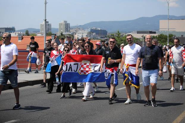Zagreb: Tisuće fanova Thompsona prolazi Mostom mladosti koji je zatvoren za promet