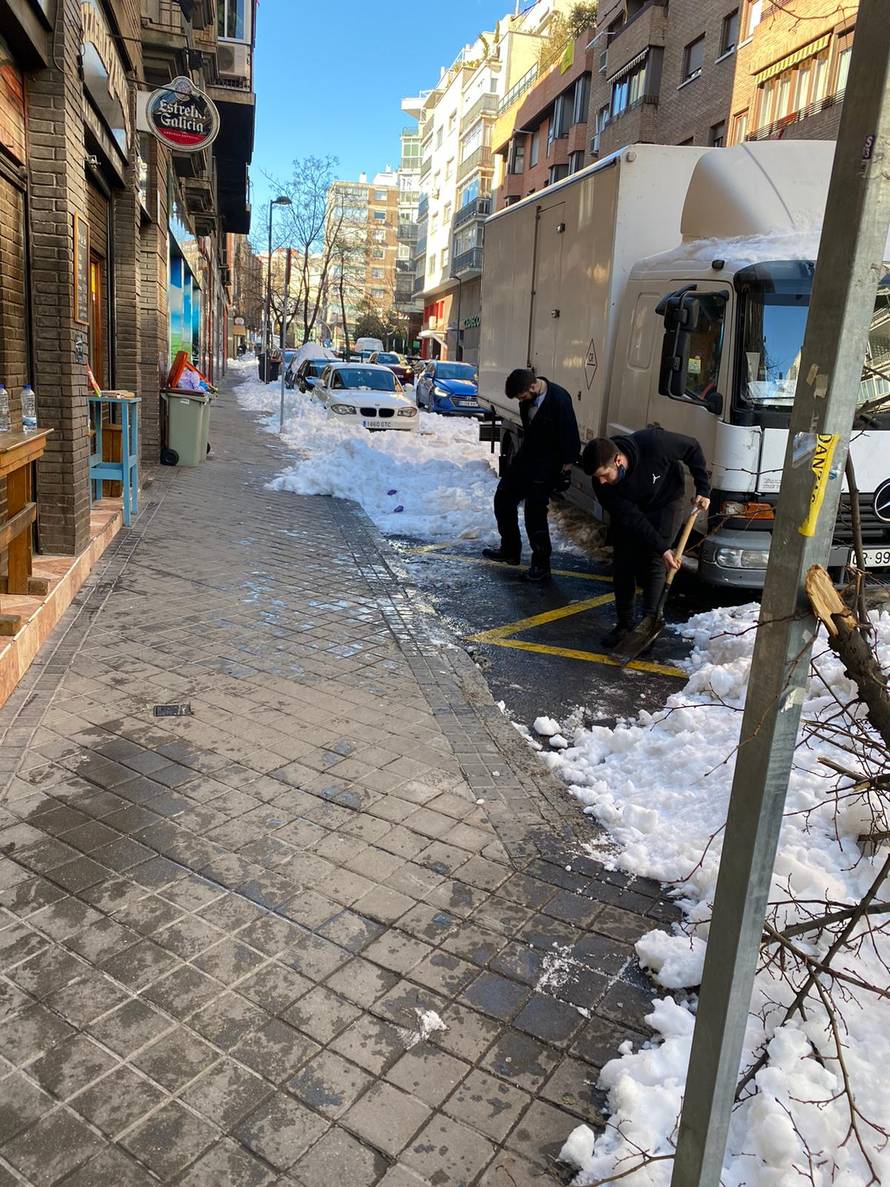 Lopate se prodaju po 60 eura, nitko ovdje nema zimske gume