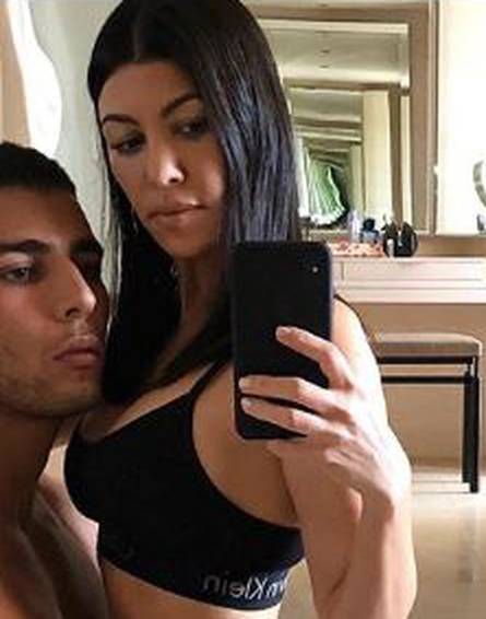 Sin (8) fotka mamu Kardashian u izazovnim pozama na jahti