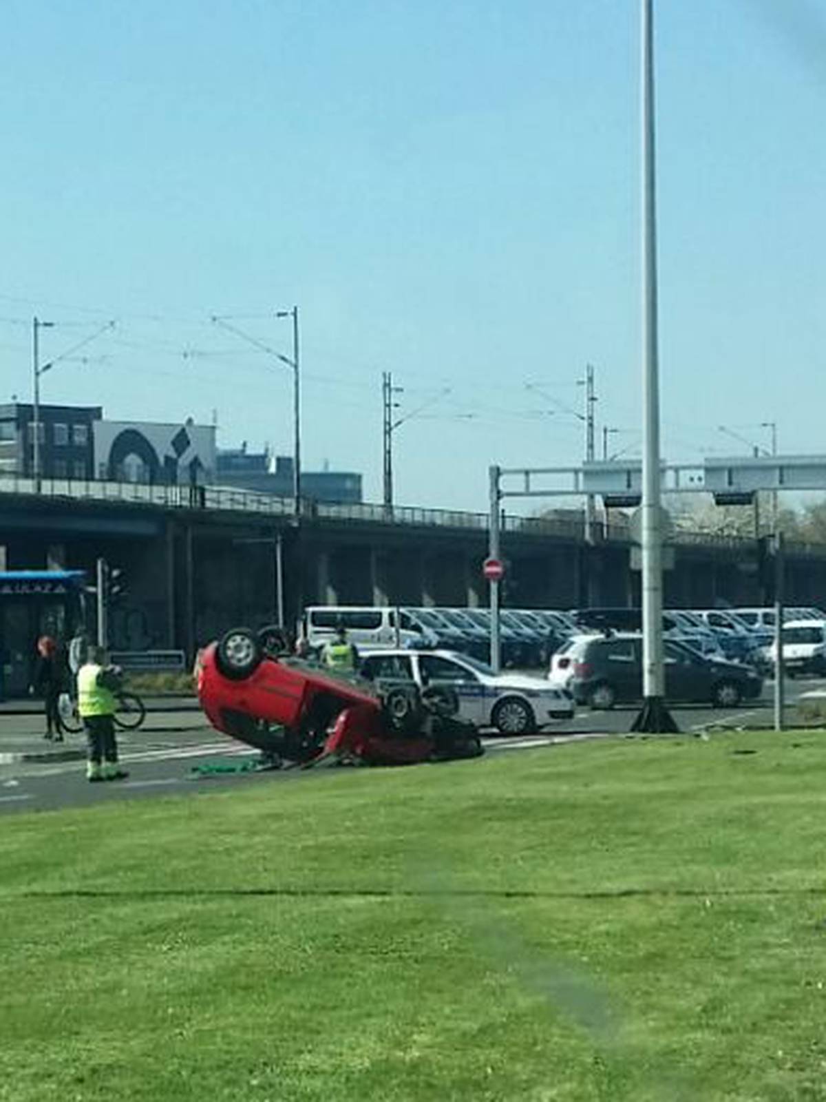 Auto se u sudaru prevrnuo na krov, jedna osoba je ozlijeđena