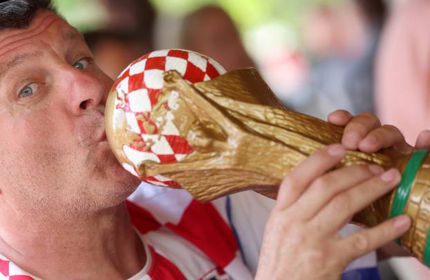 SP 2026 Mississauga: Hrvatski navijači pozirali sa replikom pehara SP-a