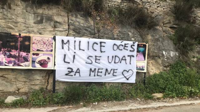 Neobična prosidba na Badnjak, razvio transparent u Strožancu: Milice, hoćeš li se udati za mene