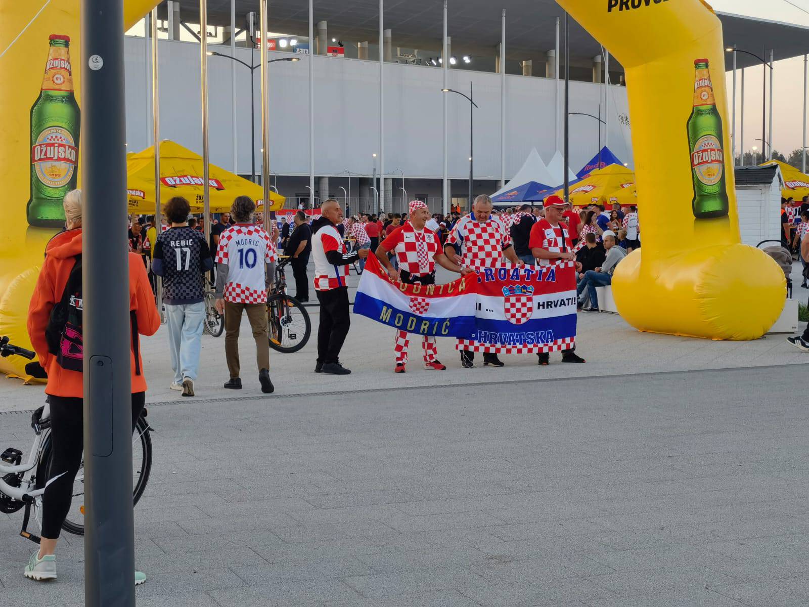 Indira zagrijala navijače prije utakmice! Rigorozne kontrole i pretresi na ulazu na stadion