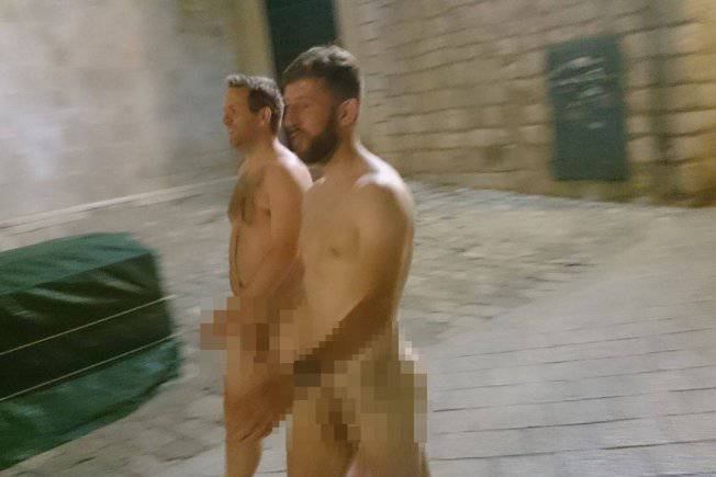 Dubrovčani zgroženi: Dvojica turista goli prošetali  Gradom