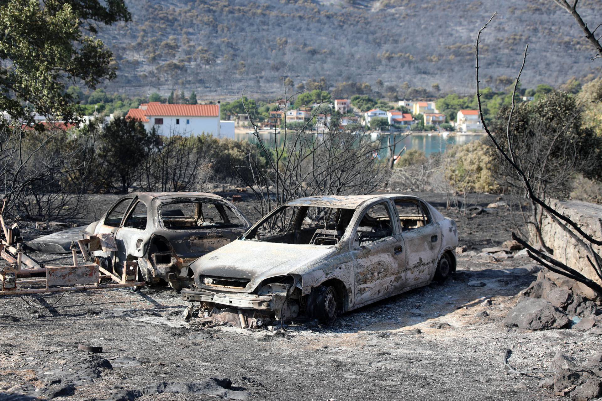 Apokaliptične scene dan nakon velikog požara  kod Grebaštice