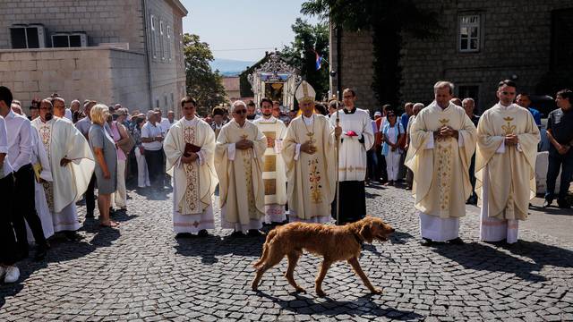 Sinj: Procesija i misa povodom blagdana Velike Gospe koju je predvodio Želimir Puljić