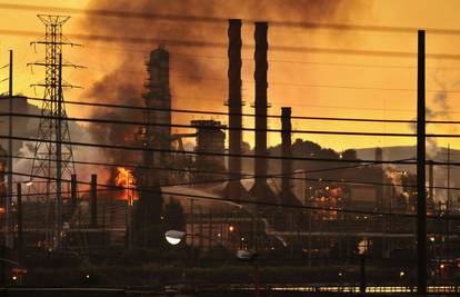 Buknuo požar u rafineriji nafte u Kaliforniji, šteta je ogromna