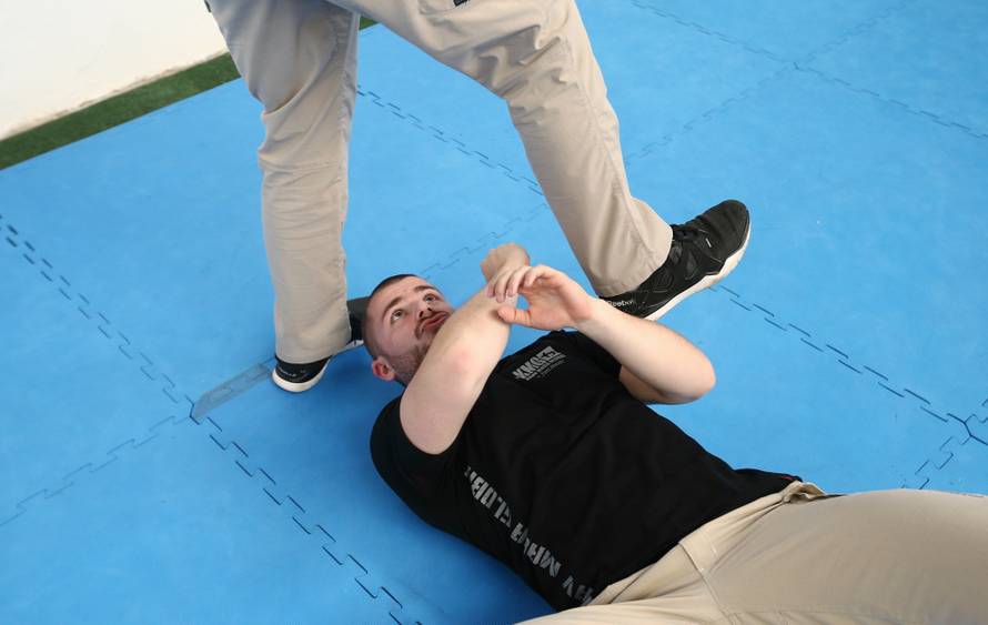 Naučite se spasiti od napada palicom, nožem i pištoljem!