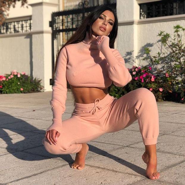 FOTO Grudi joj skoro ispale iz topa: Stanija Dobrojević sletjela bez grudnjaka u Beograd