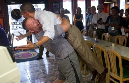 Kao stari prijatelji: Obamu od sreće zagrlio i podigao u zrak 