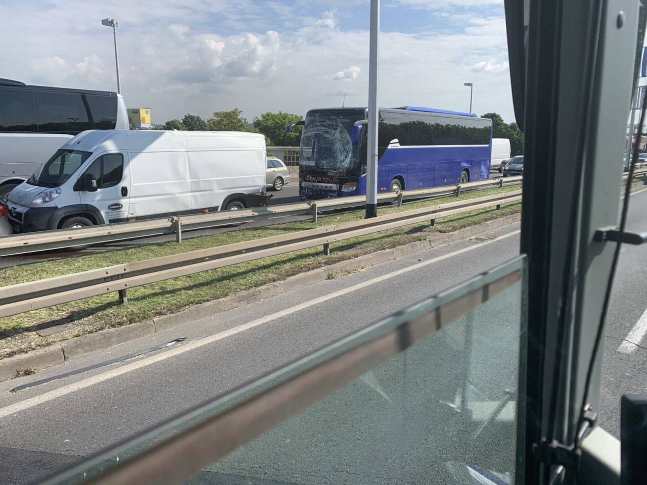 Kaos u Zagrebu: Bus udario u kombi i 'pomeo' još pet vozila