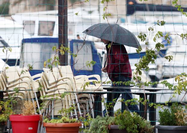 Šibenik: U Šibeniku pada kiša