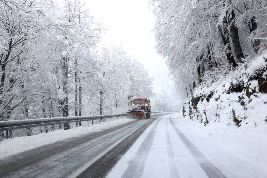 Zbog snijega otežan promet u Gorskom kotaru