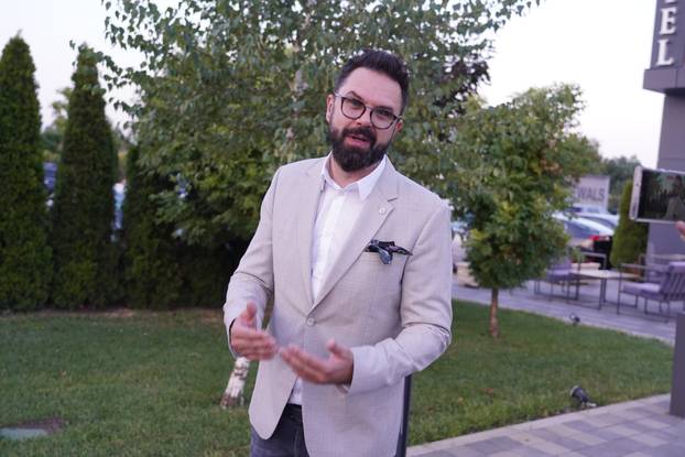 Pećini: Petar Grašo otpjevao je prvi ples na svadi Darka Lazića