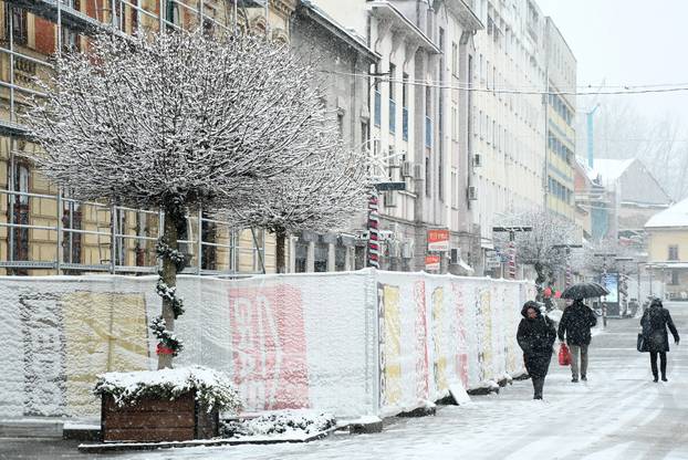 Snijeg zabijelio ulice u Sisku
