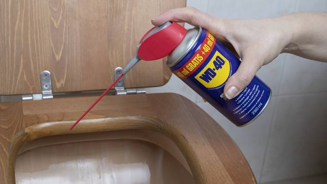 WD-40 je odličan za uklanjanje tvrdokornih nakupina u zahodu, a evo kako još pomaže u domu