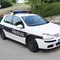 Migranti se potukli pa napali policajce i oštetili im automobil