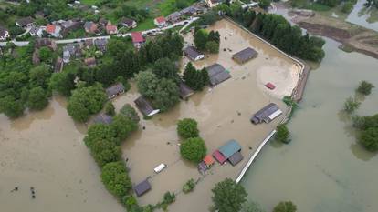 Pogledajte fotografije iz zraka: Poplava kod Siska probila nasip