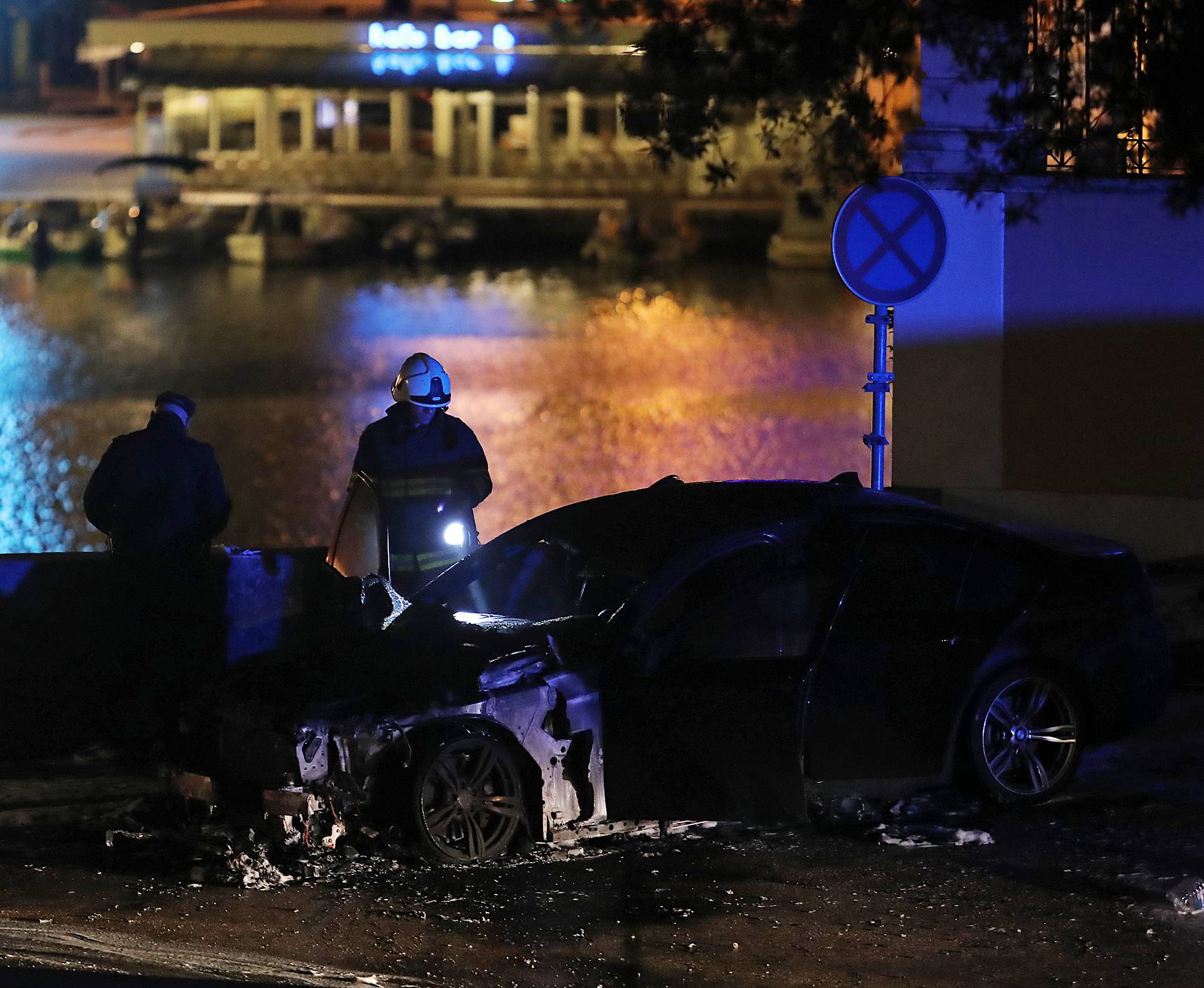 Buktinja kod zadarskih zidina: U noći izgorio luksuzni BMW