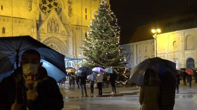 Kiša nije omela vjernike ispred  zagrebačke katedrale, u Splitu kasnili s početkom polnoćke