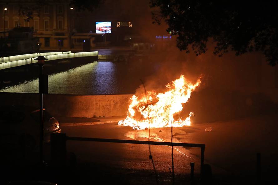 Buktinja kod zadarskih zidina: U noći izgorio luksuzni BMW