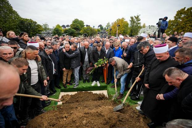 Sarajevo: Posljednji ispraćaj Halida Bešlića na gradskom groblju Bare