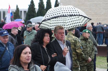 FOTO Kiša lije u Škabrnji, susreli se Milanović i Butković,  u Koloni sjećanja i bračni par Pevec...