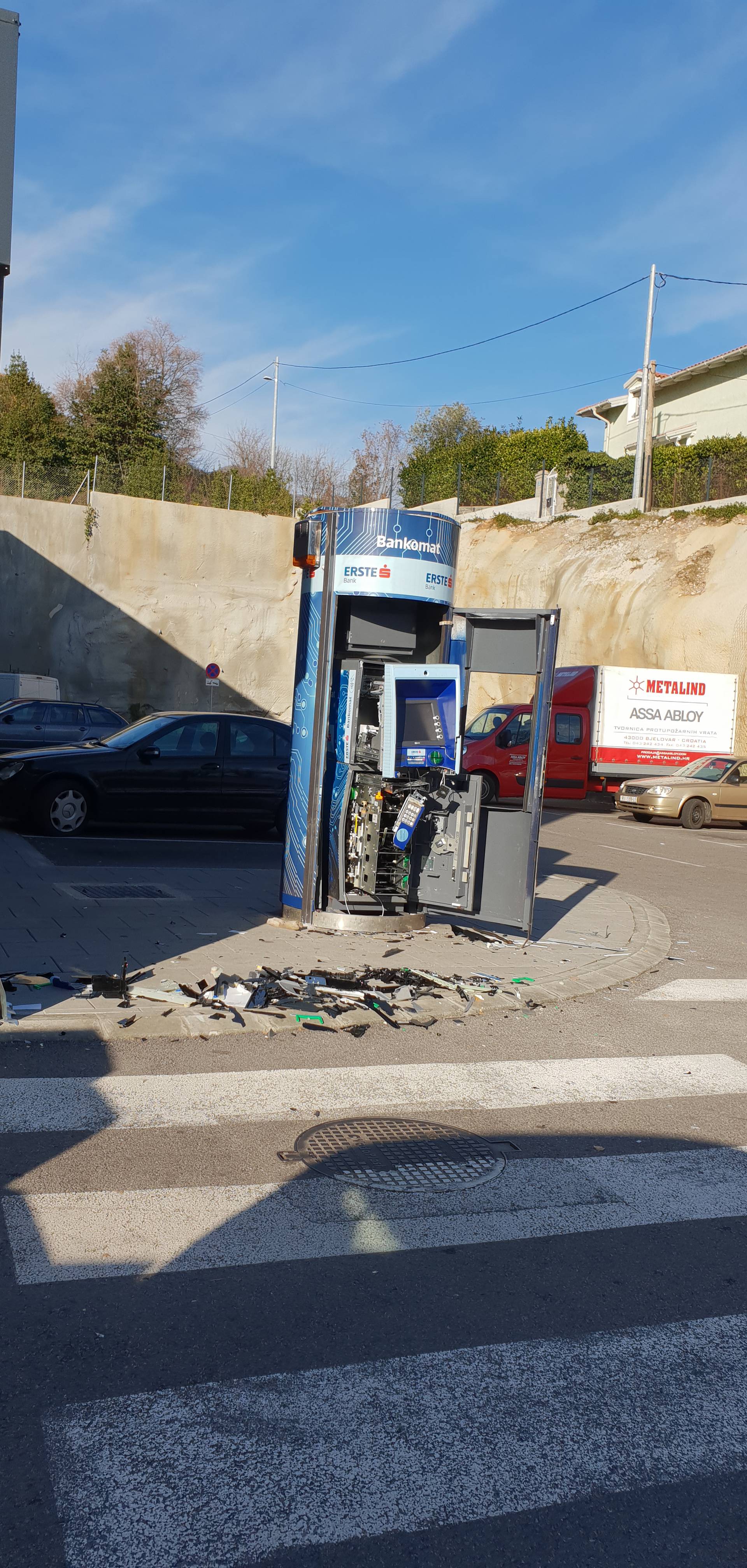 Usred noći raznijeli bankomat u Lovranu, nema ozlijeđenih