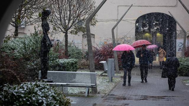 Prvi ovogodišnji snijeg na ulicama Osijeka