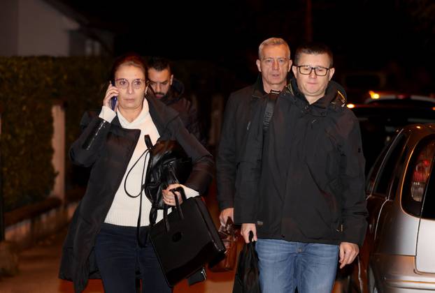 Dolazak inspektora u kuću Andrije Mikulića koji je uhićen u akciji USKOK-a