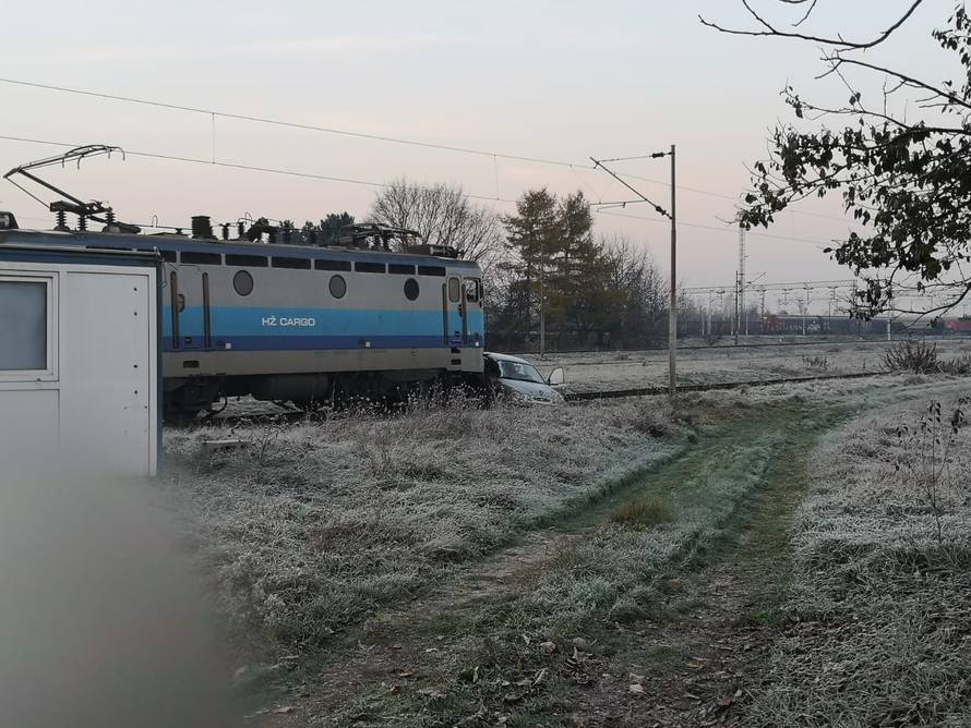 Vlak mu uletio u auto: Nije ga vidio zbog zaleđenih stakala