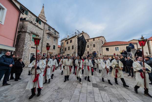 Završena procesija Za križen na Jelsi 