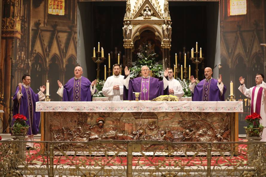 FOTO Prva zornica u obnovljenoj Zagrebačkoj katedrali