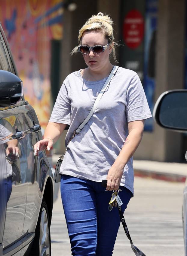 *EXCLUSIVE* Amanda Bynes spotted WIHOUT HER engagement ring as she picks up coffee after unfollowing Paul Michael before following him again on his birthday - ** WEB MUST CALL FOR PRICING **