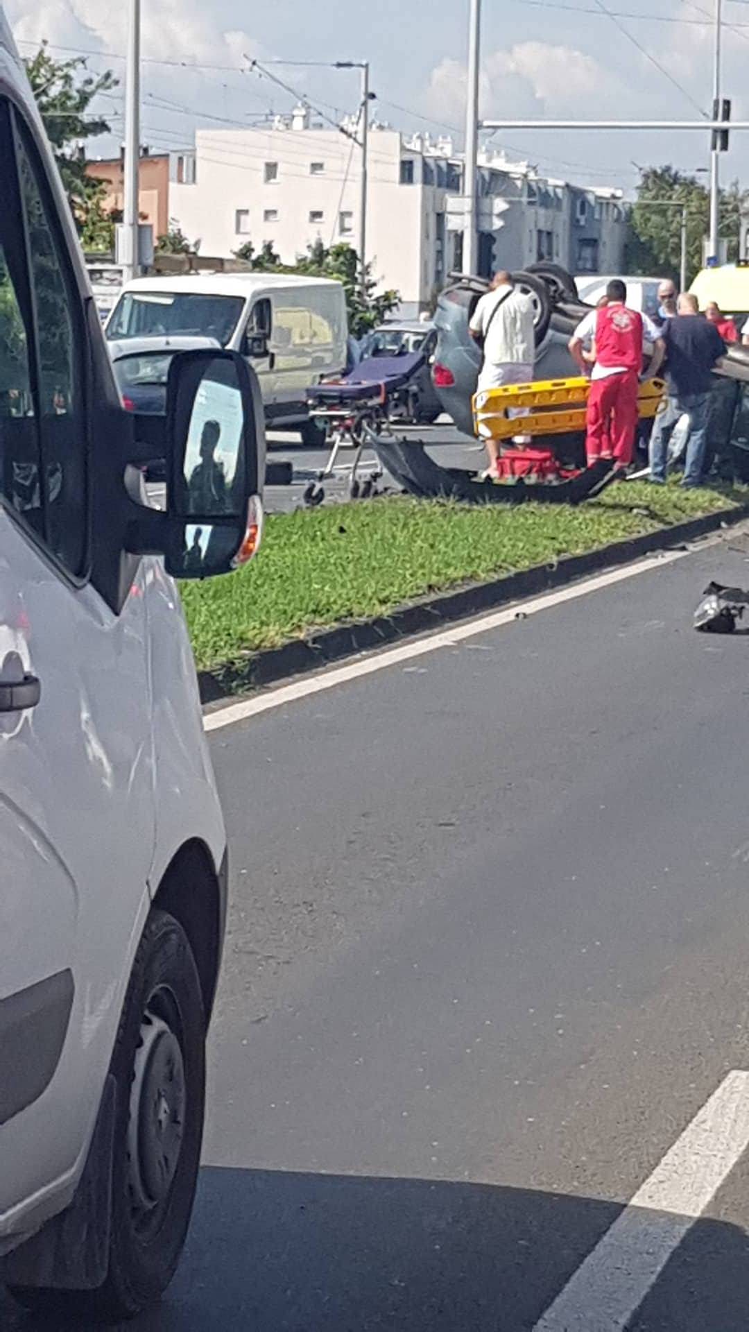 Auto planuo nakon frontalnog sudara, jedan završio u bolnici